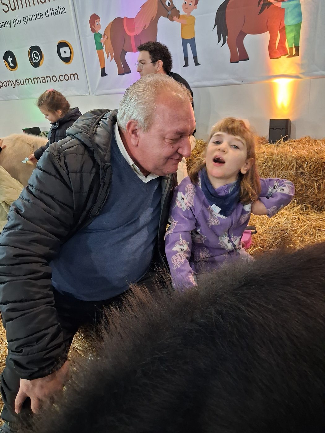 Ely in sella a un mini pony